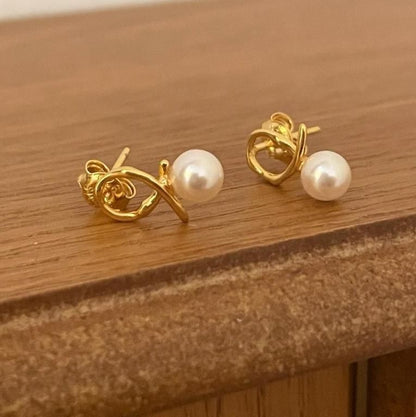 Odette | Golden Shell Pearl Knot Stud Earrings – Timeless Jewelry for Women