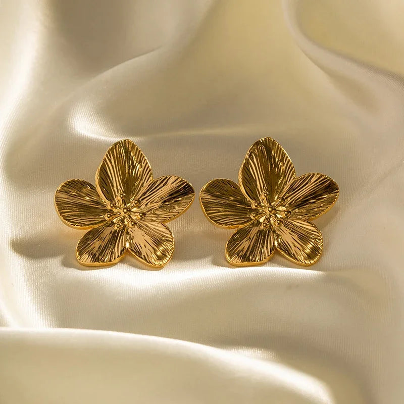 Lexie | Gold-Plated Flower Stud Earrings – Chic, Minimalist & Versatile