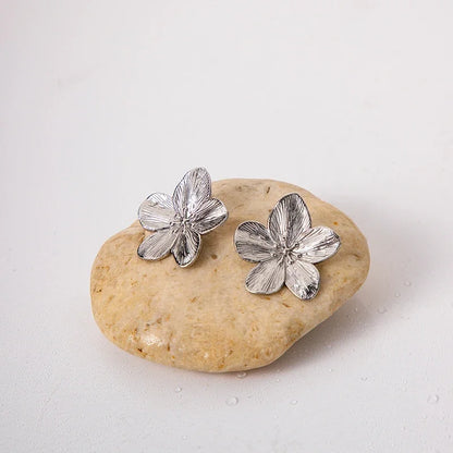 Lexie | Gold-Plated Flower Stud Earrings – Chic, Minimalist & Versatile