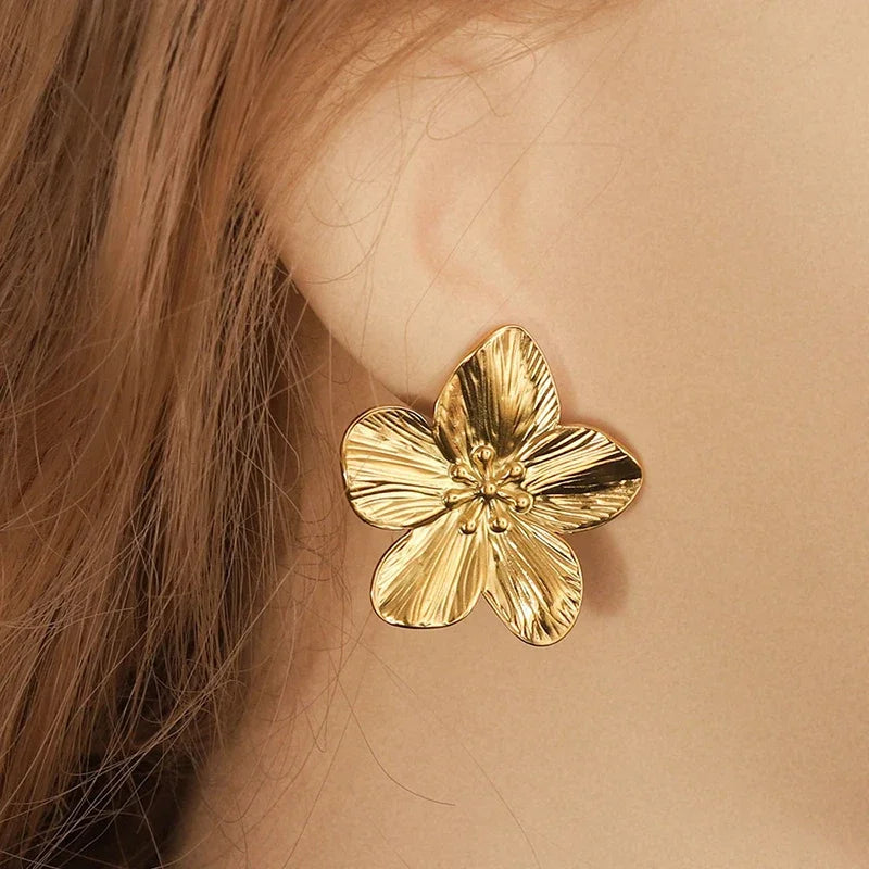 Lexie | Gold-Plated Flower Stud Earrings – Chic, Minimalist & Versatile