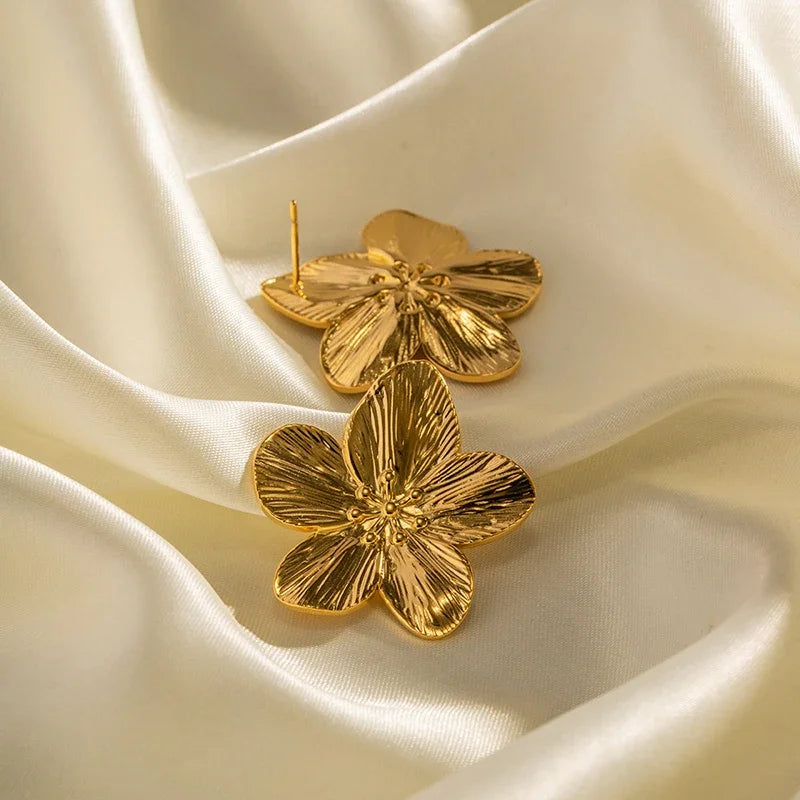 Lexie | Gold-Plated Flower Stud Earrings – Chic, Minimalist & Versatile