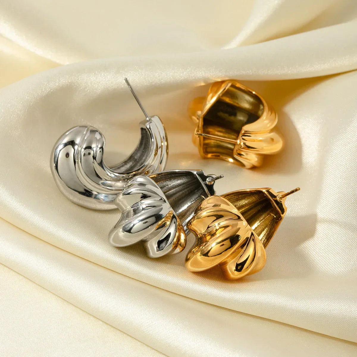 Gwen | Irregular Twisted Hoop Earrings – Gold-Plated, Trendy & Lightweight