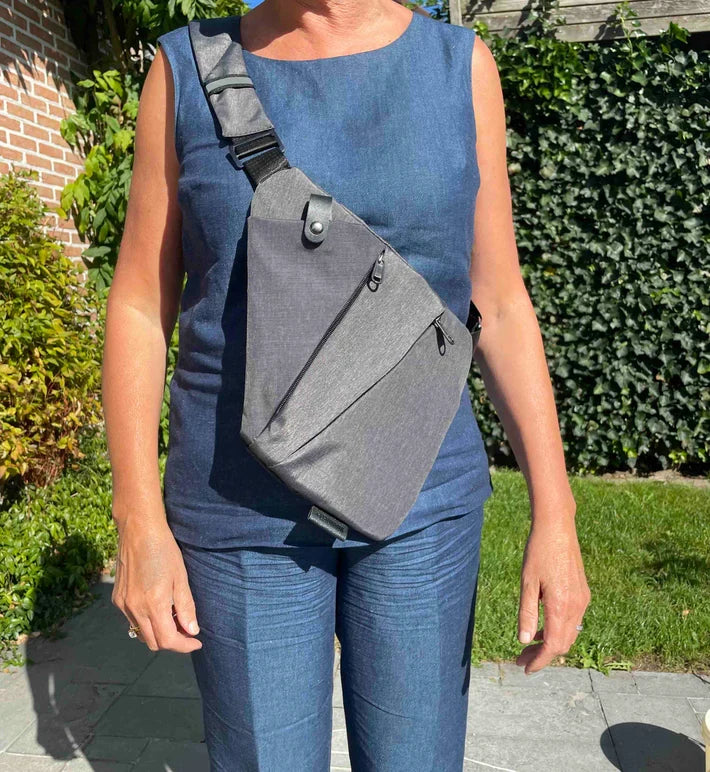 Mujer con el bolso cruzado gris