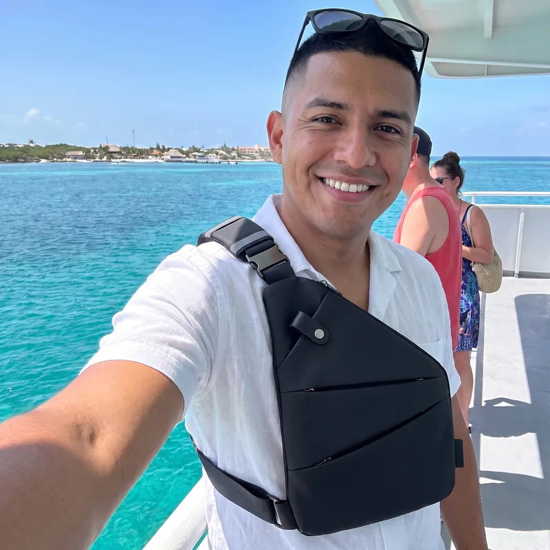 Foto de Omar T. con su bolso NELVAY