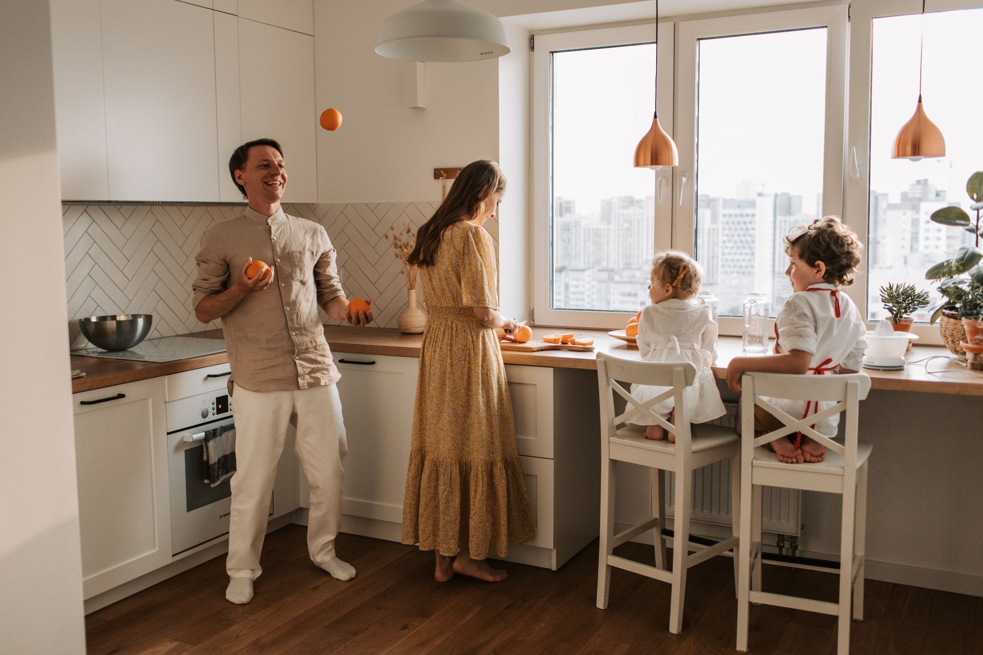 Una familia preparando el desayuno en una cocina luminosa